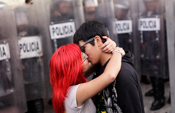 За поцелуями на улице - в Мексику!