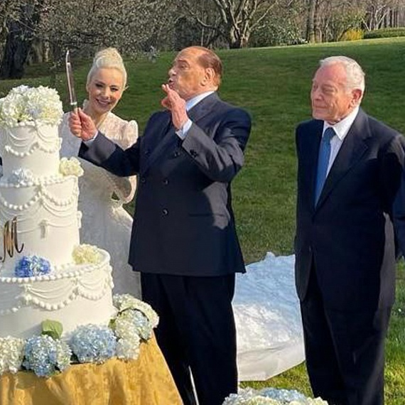 Сильвио Берлускони устроил игрушечную свадьбу