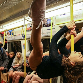 Эротик-шоу в лондонском метро: В ВАГОНЕ НА ПИЛОНЕ