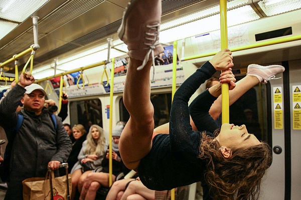 Эротик-шоу в лондонском метро: В ВАГОНЕ НА ПИЛОНЕ