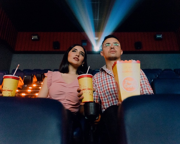 Влюбленная парочка занялась сексом в питерском кинотеатре